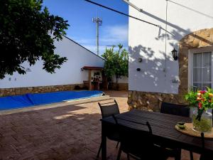 GuadajiraにあるVilla La Luna CHALET COMPLETOのテーブルとプールのあるパティオ