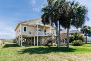 una casa con una palmera delante en M.S. Whaley, en Edisto