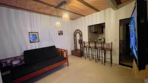 ein Wohnzimmer mit Sofa und Flachbildfernseher in der Unterkunft La Mesa - Manzanares in La Mesa