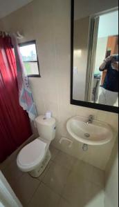 ein Badezimmer mit Toilette und Waschbecken in der Unterkunft La Mesa - Manzanares in La Mesa