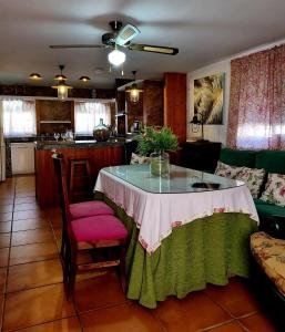 GuadajiraにあるVilla La Luna CHALET COMPLETOのキッチンとテーブルとソファのあるリビングルーム