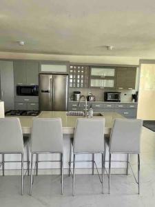 Una cocina con una mesa y cuatro sillas. en Beachfront Spacious Luxury Villa Private Pool, en Playa Fortuna