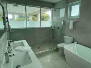 Vannituba majutusasutuses Beachfront Spacious Luxury Villa Private Pool