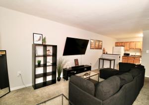 een woonkamer met een bank en een keuken bij Spacious 1BR with Full Kitchen & Laundry in Laurel
