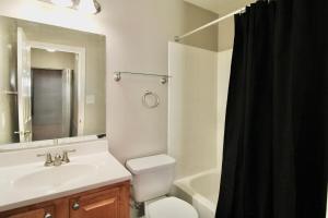 Photo de la galerie de l'établissement Spacious 1BR with Full Kitchen & Laundry, à Laurel