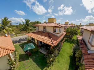 an aerial view of a house with a yard at Paraíso dos Corais - Casa 40 in Paripueira