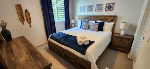 Voodi või voodid majutusasutuse Beachfront Luxury Bungalow Private Premium Pool toas