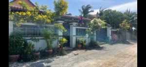 a house with a lot of plants in front of it at Chbar mom apartments 