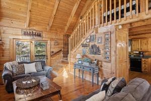 Posezení v ubytování Firefly Holler By Beyond Expectations W Hot Tub