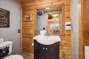 Koupelna v ubytování Firefly Holler By Beyond Expectations W Hot Tub + 43 fotografií