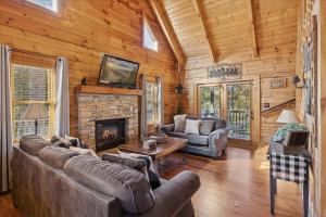 Posezení v ubytování Firefly Holler By Beyond Expectations W Hot Tub