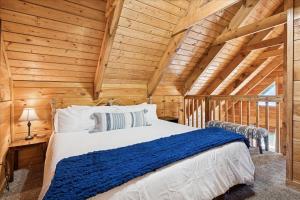 Postel nebo postele na pokoji v ubytování Firefly Holler By Beyond Expectations W Hot Tub