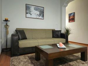 Una sala de estar con un sofá y una mesa de café. en Calliope's Home, en Tríkala 37 fotos más