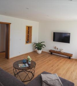 un salon avec un canapé et une table dans l'établissement Landglück, à Tettnang