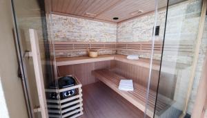 een sauna met een bank en een glazen douche bij Villa Nostalgia pool & wellness in Gračišče +52 foto's