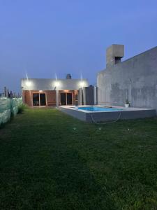 a house with a large yard with a swimming pool at Quinta Los Barrera in Cañuelas