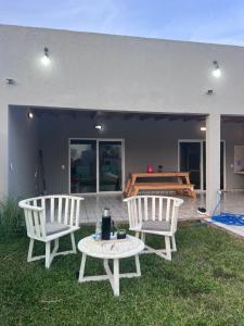 two chairs and a table on a yard with a ping pong table at Quinta Los Barrera in Cañuelas +4 photos