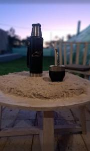 a black thermos sitting on top of a wooden table at Quinta Los Barrera in Cañuelas