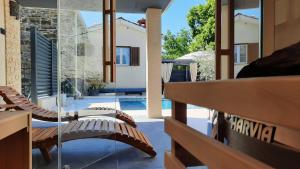 een huis met uitzicht op een zwembad bij Villa Nostalgia pool & wellness in Gračišče