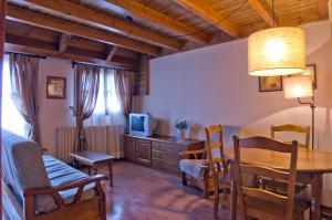 A seating area at Apartamentos Casa Lavedan