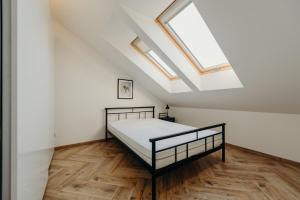 Postel nebo postele na pokoji v ubytování Apartamenty Tajęcina Lotnisko