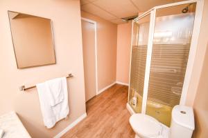 Ένα μπάνιο στο Spacious 2-BR Basement Suite Near Lake Simcoe & Beach Park