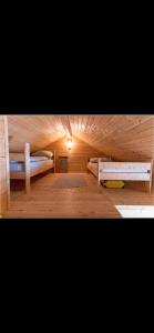 a small room with two bunk beds in it at Stinebua in Vestvågøya