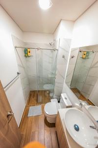 Vannituba majutusasutuses Modern studio apartment with AC and secure parking