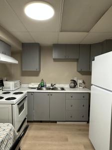 Η κουζίνα ή μικρή κουζίνα στο Spacious 2-BR Basement Suite Near Lake Simcoe & Beach Park +14 φωτογραφίες