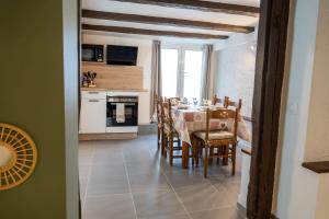 Kuchyň nebo kuchyňský kout v ubytování Charmant appartement alsacien au cœur de Rosheim