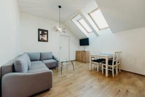 TV a/nebo společenská místnost v ubytování Apartamenty Tajęcina Lotnisko