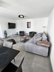 a living room with a couch and a tv at UZ Villa 11 - Modern Living Laatzen in Hannover