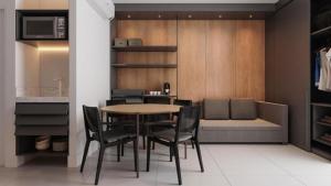 Apart-Resort Porto 2 Life في إيبوجوكا: غرفة طعام مع طاولة وكراسي وأريكة