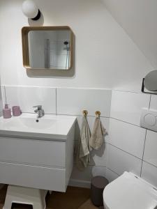 Koupelna v ubytování Wohnen im alten Standesamt High 5 + 8 fotografií