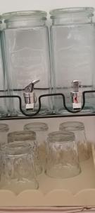 Cuatro frascos de vidrio en un estante del refrigerador en L'Arco sul Mare, en Porto Cesareo