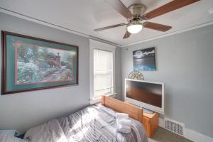 Un televizor și/sau centru de divertisment la Modern and Convenient! Group Stay in Highland Square