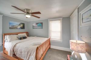 Un pat sau paturi într-o cameră la Modern and Convenient! Group Stay in Highland Square