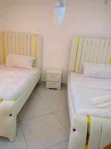 Ένα ή περισσότερα κρεβάτια σε δωμάτιο στο Burhani Tower