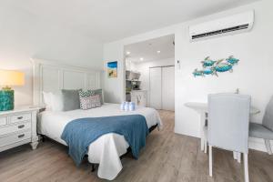 ein Schlafzimmer mit einem Bett, einem Schreibtisch und einem Tisch in der Unterkunft The Turtle Nest at Cottages in Sand Bluff