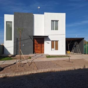 マイプにあるHabitacion de Luxの正面にドアがある白い建物