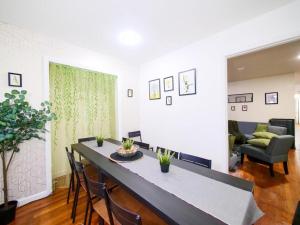 Posezení v ubytování Cozy Private Room with Shared Kitchen near NYC