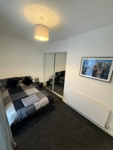 Un dormitorio con una cama y una ventana grande en Blaenavon Luxury Home, en Blaenavon