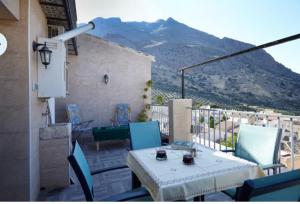 Una mesa y sillas en un balcón con vista. en Casa Rural Lunares y Salinera, en Albanchez de Úbeda