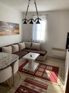een woonkamer met een bank en een tafel bij Apartments Durmitor in Žabljak