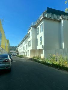 un'auto parcheggiata in una strada accanto a un edificio di Studio Factory 22 a Braşov