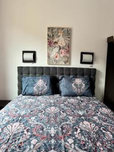 Un dormitorio con una cama con almohadas azules. en VIP Complex, en Sarnitsa