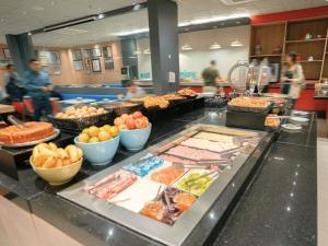 a buffet line with many different types of food at ibis Sao Bernardo do Campo in São Bernardo do Campo