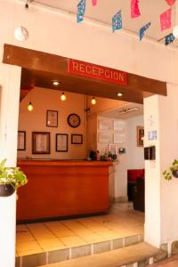 瓦哈卡市欧若拉酒店的一家餐厅，柜台上方挂着红色接待牌。