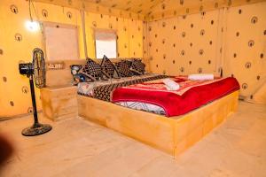 Postel nebo postele na pokoji v ubytování Barkha Desert Safari Camp Sam Sand Dunes Jaisalmer