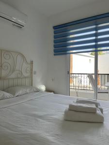 Ένα ή περισσότερα κρεβάτια σε δωμάτιο στο One Bedroom Apartment, Molos Complex - By IMH Travel & Tours +17 φωτογραφίες